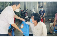 Công nhân xúc động nhận 'túi an sinh xã hội' từ lãnh đạo TP Thủ Đức