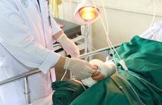 Nối thành công bàn tay bị chém đứt lìa cho bảo vệ ở Bình Dương