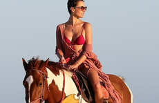 Siêu mẫu Alessandra Ambrosio mặc bikini đỏ cưỡi ngựa
