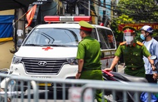 Công an, quân đội kiểm tra xe công vụ, xe cứu thương, xe 'luồng xanh' ở Hà Nội