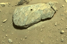 NASA 'tóm gọn' mẫu vật Sao Hỏa đầu tiên, chuẩn bị đưa về Trái Đất