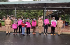 Nhóm thợ hồ bị kẹt lại ở Đắk Lắk được hỗ trợ xe về Nghệ An
