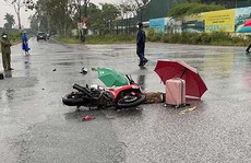 Đôi nam nữ bị sét đánh tử vong trên đường khi đang đi xe máy