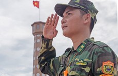 Cuộc thi ảnh 'Thiêng liêng cờ Tổ quốc':
Dưới ngọn Quốc kỳ