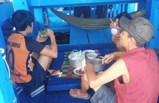 284 tàu cá lênh đênh chờ được tiếp tế lương thực