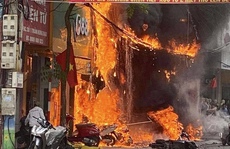 Nghi phạm ném bom xăng khiến hàng loạt cửa hàng bán xe máy, TV cháy rụi khai gì?