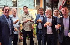 Tổng thống Brazil phải ăn pizza trên vỉa hè vì chưa tiêm vắc-xin