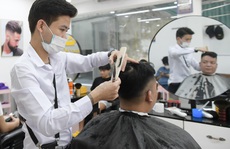 CLIP: Người dân Thủ đô ùn ùn kéo đi cắt tóc trong ngày đầu tiên chấm dứt giãn cách xã hội