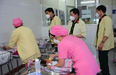 Bộ Quốc phòng thăm và tặng quà Trung Thu cho trẻ sơ sinh