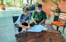 Nữ chủ quán mở cửa cho 14 khách vào uống cà phê, bị phạt 15 triệu đồng