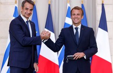 Bán tàu chiến cho Hy Lạp, tổng thống Pháp chưa hết chua chát