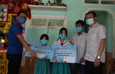 Chương trình 'Tình thương cho em' đến với 2 chị em mất mẹ do Covid-19 ở Quảng Nam