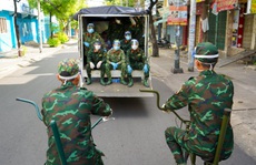 Phóng sự ảnh: Người dân TP HCM bất ngờ thấy bộ đội dùng xe đạp thồ lương thực trên phố