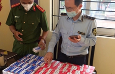 CLIP: Cận cảnh hàng trăm hộp thuốc điều trị Covid-19 'trôi nổi' ở Hà Nội