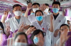 CLIP: 500 y bác sĩ Phú Thọ tới Hà Nội hỗ trợ tiêm vắc-xin và xét nghiệm Covid-19