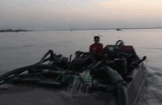 CLIP: Công an truy đuổi, bắt tại trận nhóm 'cát tặc' gần cầu Mỹ Thuận