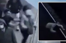 'Phép màu' cứu người phụ nữ bị đẩy vào đoàn tàu đang lao tới ở Bỉ