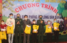 Báo Người Lao Động phối hợp trao 70 suất quà cho người nghèo ở 2 xã miền núi Hà Tĩnh