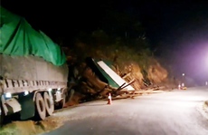 Xe tải tông vách núi, 2 người tử vong mắc kẹt trong cabin