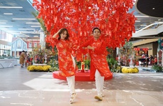 Gia đình Khánh Thi – Phan Hiển nhảy Dancesport khi dạo chơi Hội Hoa Xuân