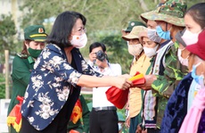 Nguyên Phó Chủ tịch nước Đặng Thị Ngọc Thịnh tặng quà và cờ Tổ quốc cho bà con biên giới