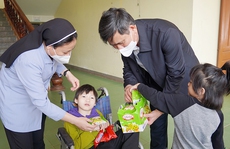Trẻ em khuyết tật xúc động khi được Chủ tịch tỉnh Quảng Bình thăm, tặng quà dịp Tết