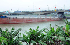 Sà lan chở xi măng tông nứt gầm cầu Thái Bình