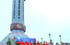 Chào cờ nơi phên dậu