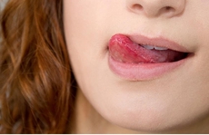 8 thói quen không ngờ đang âm thầm gây hại cho da mặt