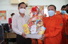 Thăm, tặng quà cho những người làm xuyên Tết