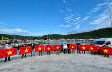 ĐH Ngân hàng TP HCM trao 7.000 lá cờ Tổ quốc cho ngư dân đảo Thổ Chu