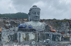 Ngắm tượng Phật khổng lồ giữa mỏ đá chưa hoàn thổ