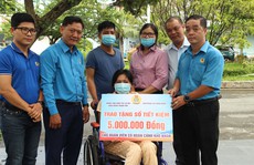 Tặng sổ tiết kiệm cho đoàn viên bị bệnh hiểm nghèo
