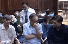 Video: Khoảnh khắc ông Tất Thành Cang bật khóc trước tòa