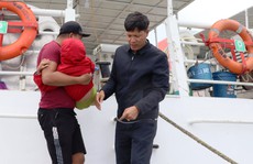 Dịch sốt xuất huyết bùng phát, người dân Lý Sơn thuê tàu vượt biển vào đất liền cấp cứu