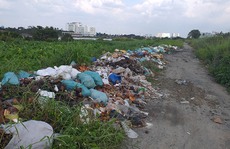 Bãi rác tự phát ven bờ sông Sài Gòn