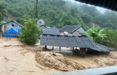 CLIP: Nước lũ kinh hoàng cuốn trôi nhiều nhà, xe ôtô và tài sản của người dân