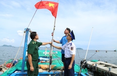 Tặng cờ Tổ quốc cho ngư dân xã đảo Sơn Hải
