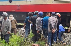 Tàu hoả tông và kéo lê người phụ nữ khoảng 1km
