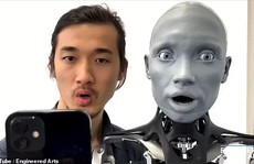 CLIIP: Rùng mình robot 'giống người nhất thế giới' bắt chước hành vi của nhà khoa học