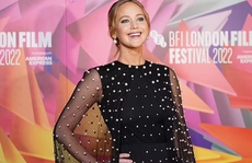 Jennifer Lawrence quyến rũ với đầm đính ngọc trai