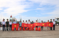 Trao 2.000 lá cờ Tổ quốc cho ngư dân Bình Thuận