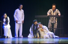Sàn diễn tăng thị phần, tìm khán giả