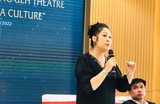 NSND Hồng Vân xúc động trong lễ ký kết Sân khấu kịch Học đường UEH