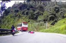Clip: Tai nạn giữa xe khách Thành Bưởi với xe máy trên đèo Bảo Lộc