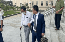 CLIP: Cựu thứ trưởng Bộ Y tế Cao Minh Quang chống gậy tới toà