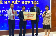 Tổng Lãnh sự quán Trung Quốc trao tặng sách cho HUTECH