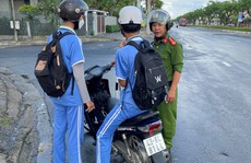 Đà Nẵng: Hàng trăm học sinh bị CSGT 'tuýt còi' vì đi xe máy đến trường