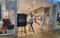 Giảm giá tới 80% trước ngày 'Black Friday', nhiều người vào xem rồi bỏ đi