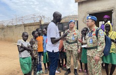Bệnh viện dã chiến 'mũ  nồi xanh' Việt Nam tặng quà các trường học tại Nam Sudan